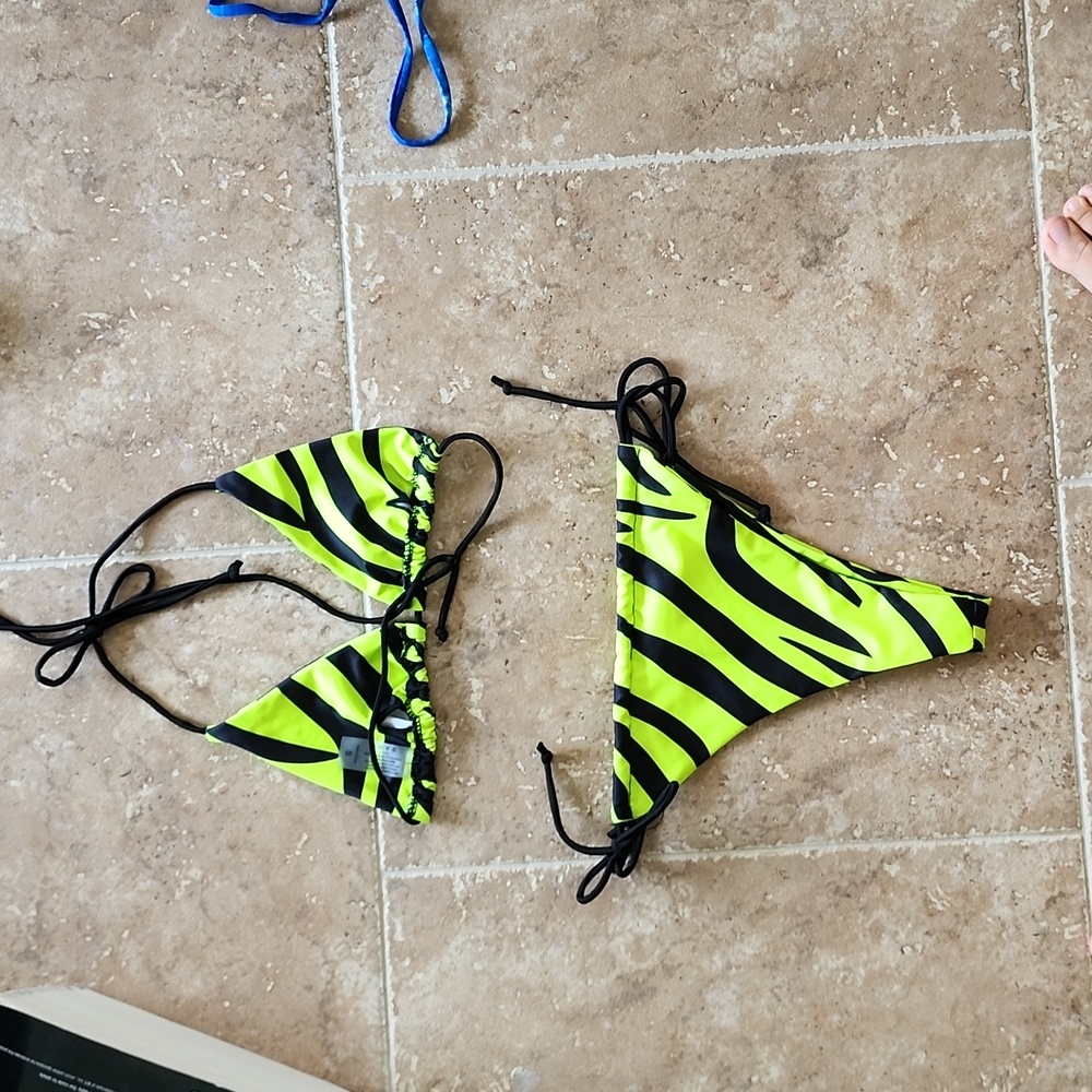 Bikini - Picture 2 of 3